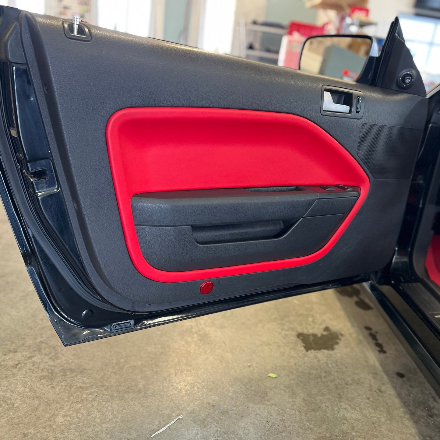 Panneau de plastique recouvert de vinyle rouge collé sur la porte d'origine