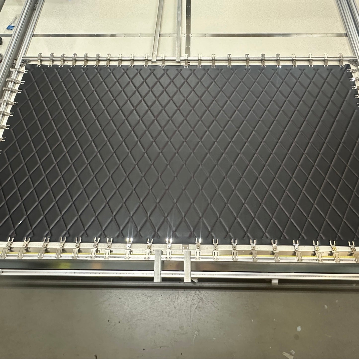 Panneaux cousus CNC losange 7x4 en vinyle noir – Couture rouge