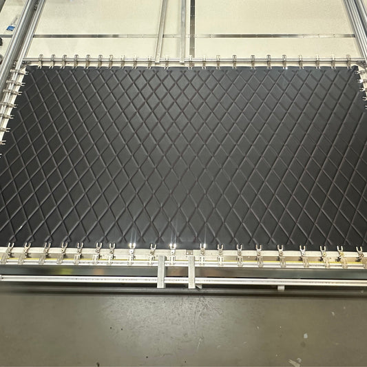 Panneaux cousus CNC losange 7x4 en vinyle noir – Couture rouge