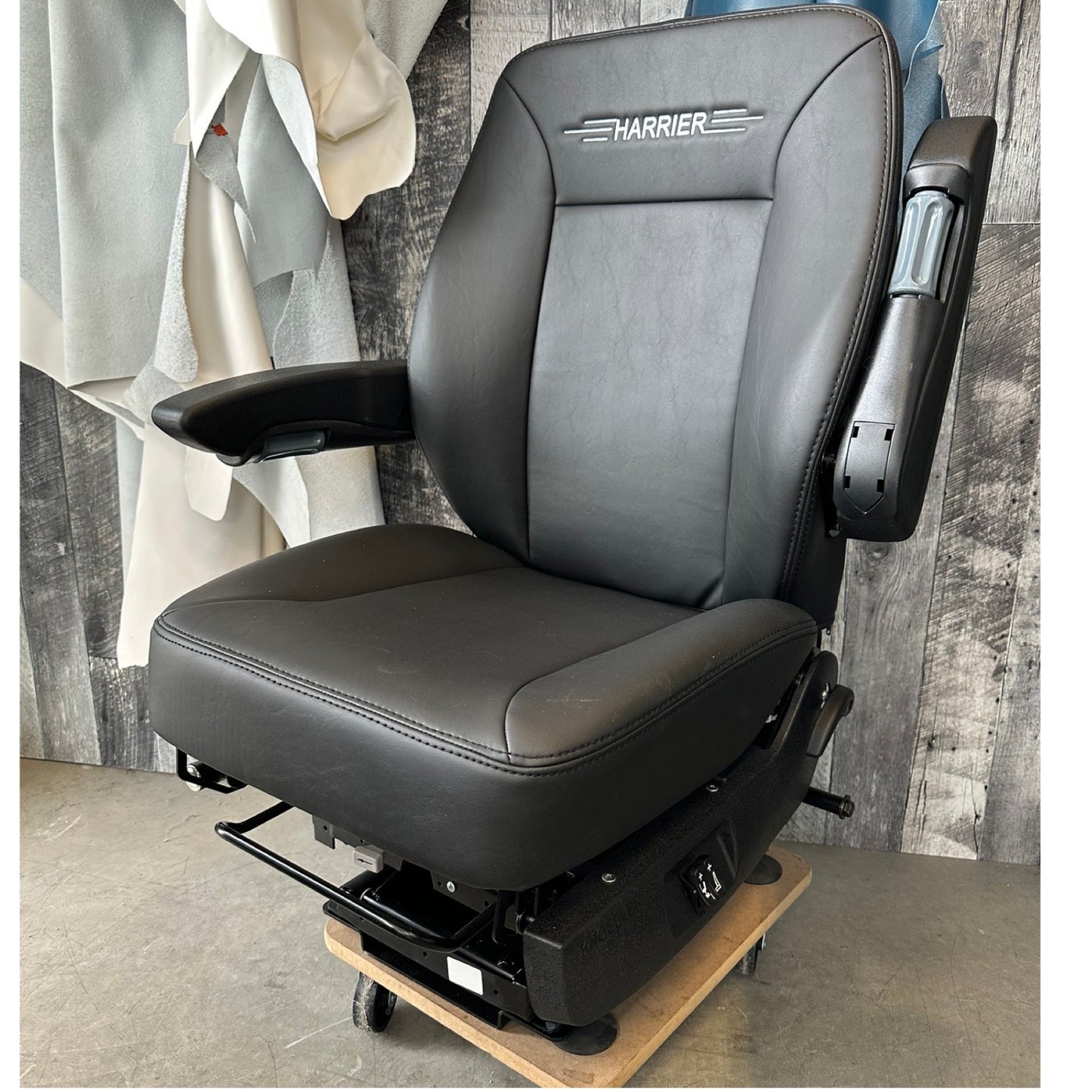 Siège Camion Knoedler Harrier Low Rider vinyle noir